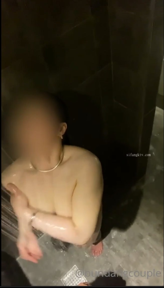 朴艺珍04露脸反差婊自慰表情很骚奶子又大又软，绿帽视角干到喷水（簡.界约她